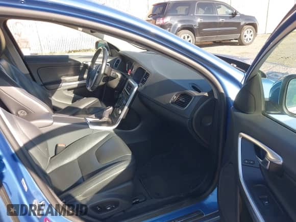 2014 Volvo S60 T5 z VIN YV1612FH0E2286440, wystawiony jako IAAI lot #43199618 z przebiegiem 133 576 mil mil oraz . Historia ofert i sprzedaży dostępna na DreamBid. Obrazek 5.