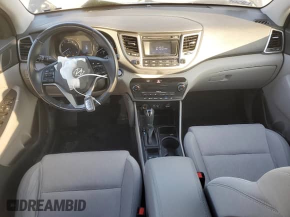 2017 Hyundai Tucson Value z VIN KM8J3CA25HU572940, wystawiony jako Copart lot #87414304 z przebiegiem 56 854 mil mil oraz Szkoda całkowita • Salvage title. Historia ofert i sprzedaży dostępna na DreamBid. Obrazek 8.