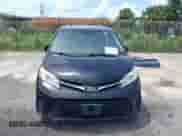 2019 Toyota Sienna LE Auto Access Seat z VIN 5TDKZ3DC5KS016148, wystawiony jako IAAI lot #43114678 z przebiegiem 259 719 mil mil oraz . Historia ofert i sprzedaży dostępna na DreamBid. Obrazek 13.