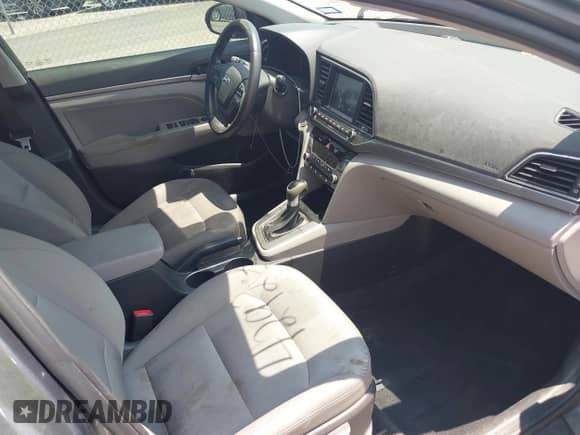 2018 Hyundai Elantra Value Edition z VIN 5NPD84LF2JH246568, wystawiony jako IAAI lot #42923255 z przebiegiem 61 966 mil mil oraz . Historia ofert i sprzedaży dostępna na DreamBid. Obrazek 5.