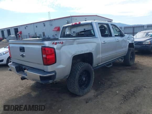 2018 Chevrolet Silverado 1500 LT z VIN 3GCUKREC0JG402410, wystawiony jako IAAI lot #43034711 z przebiegiem 73 836 mil mil oraz . Historia ofert i sprzedaży dostępna na DreamBid. Obrazek 4.