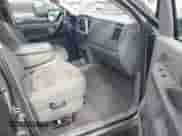 2007 Dodge 1500 SLT z VIN 3D7KR19D57G736423, wystawiony jako IAAI lot #42145607 z przebiegiem 298 274 mil mil oraz . Historia ofert i sprzedaży dostępna na DreamBid. Obrazek 5.