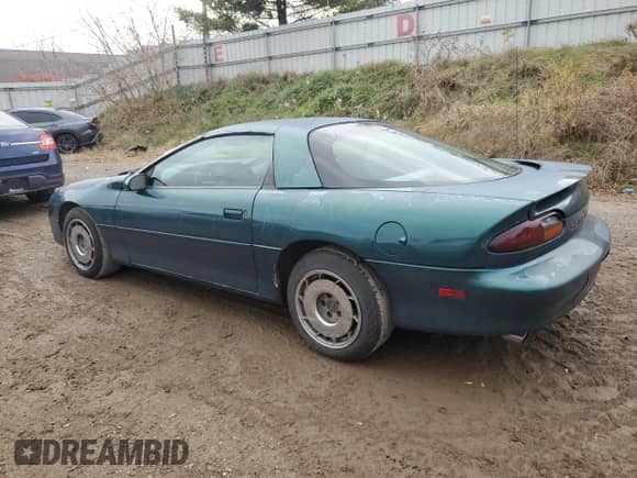 1998 Chevrolet Camaro z VIN 2G1FP22K7W2113539, wystawiony jako Copart lot #79086334 z przebiegiem Nie podano mil oraz Czysty tytuł • Clean title. Historia ofert i sprzedaży dostępna na DreamBid. Obrazek 2.