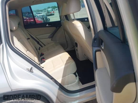 2010 Volkswagen Tiguan S с VIN WVGAV7AX1AW001503, выставлен на аукционе IAAI как лот 42520113 с пробегом 126 361 миль миль и . История ставок и продаж доступна на DreamBid. Изображение 8.