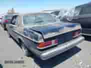 1982 Mercedes-Benz 300 z VIN WDBAB53A7CB000357, wystawiony jako IAAI lot #26824818 z przebiegiem 246 244 mil mil oraz . Historia ofert i sprzedaży dostępna na DreamBid. Obrazek 3.