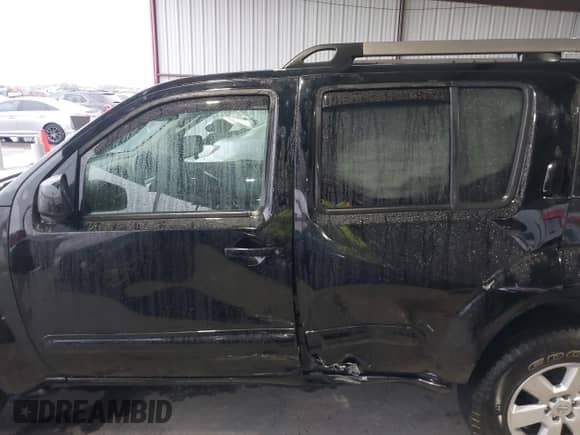 2011 Nissan Pathfinder LE z VIN 5N1AR1NB8BC633188, wystawiony jako IAAI lot #41608356 z przebiegiem 128 377 mil mil oraz . Historia ofert i sprzedaży dostępna na DreamBid. Obrazek 14.