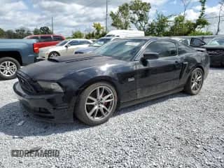 2014 Ford Mustang GT z VIN 1ZVBP8CF3E5235020, wystawiony jako Copart lot #84798235 z przebiegiem 131 920 mil mil oraz Czysty tytuł • Clean title. Historia ofert i sprzedaży dostępna na DreamBid. Obrazek 1.