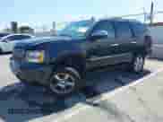 2013 Chevrolet Tahoe LTZ z VIN 1GNSKCE03DR110465, wystawiony jako IAAI lot #42886751 z przebiegiem 190 183 mil mil oraz . Historia ofert i sprzedaży dostępna na DreamBid. Obrazek 2.