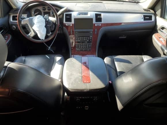 2009 Cadillac Escalade with VIN 1GYFK23289R113212, listed as a Copart auction lot 70243575 with 172,712 mi miles and Salvage title. Bid and sale history available at DreamBid. Image 8.