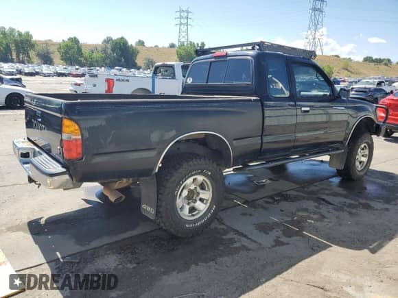 1996 Toyota Tacoma z VIN 4TAWN72NXTZ109252, wystawiony jako Copart lot #67589495 z przebiegiem 292 917 mil mil oraz Szkoda całkowita • Salvage title. Historia ofert i sprzedaży dostępna na DreamBid. Obrazek 3.