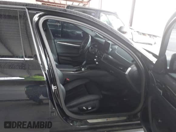 2023 BMW 5 Series 540i z VIN WBA53BJ05PWY15290, wystawiony jako IAAI lot #42771621 z przebiegiem 26 781 mil mil oraz . Historia ofert i sprzedaży dostępna na DreamBid. Obrazek 5.