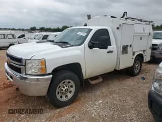 2012 Chevrolet Silverado 3500HD Work Truck z VIN 1GB3KZCGXCF203410, wystawiony jako Copart lot #56550195 z przebiegiem 246 744 mil mil oraz Czysty tytuł • Clean title. Historia ofert i sprzedaży dostępna na DreamBid. Obrazek 1.