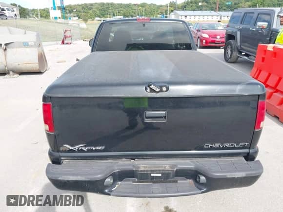 2001 Chevrolet S-10 LS Xtreme z VIN 1GCCS19W418151317, wystawiony jako IAAI lot #43073722 z przebiegiem 217 858 mil mil oraz . Historia ofert i sprzedaży dostępna na DreamBid. Obrazek 16.