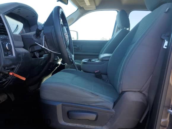 2016 Ram 1500 Tradesman z VIN 1C6RR6KM8GS216202, wystawiony jako Copart lot #46368195 z przebiegiem 160 102 mil mil oraz Czysty tytuł • Clean title. Historia ofert i sprzedaży dostępna na DreamBid. Obrazek 7.