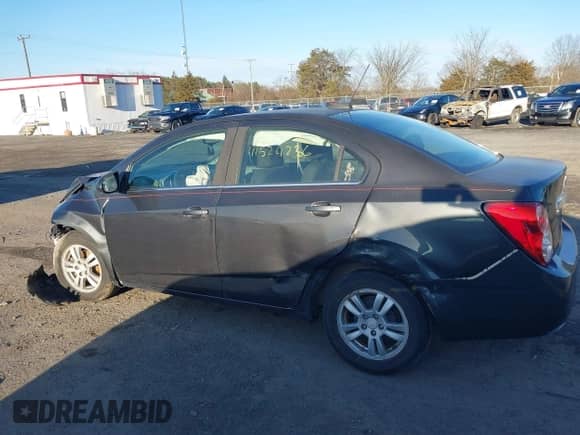 2016 Chevrolet Sonic LT z VIN 1G1JC5SB2G4103178, wystawiony jako IAAI lot #41524263 z przebiegiem 135 077 mil mil oraz . Historia ofert i sprzedaży dostępna na DreamBid. Obrazek 14.