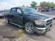 2019 Ram 1500 Big Horn z VIN 1C6RRFFG1KN796534, wystawiony jako IAAI lot #42624998 z przebiegiem 121 272 mil mil oraz . Historia ofert i sprzedaży dostępna na DreamBid. Obrazek 1.