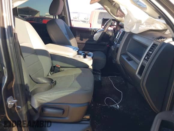 2014 Ram 1500 Express z VIN 3C6RR6KT0EG324163, wystawiony jako IAAI lot #43456901 z przebiegiem 206 685 mil mil oraz . Historia ofert i sprzedaży dostępna na DreamBid. Obrazek 5.