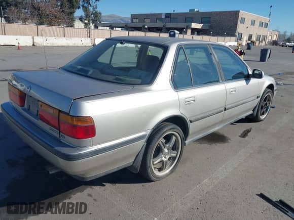 1991 Honda Accord LX z VIN JHMCB7652MC035838, wystawiony jako IAAI lot #41329502 z przebiegiem 176 816 mil mil oraz . Historia ofert i sprzedaży dostępna na DreamBid. Obrazek 4.