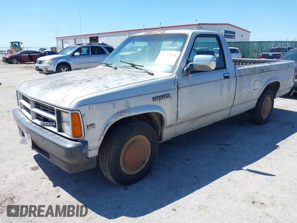 1990 Dodge Dakota S z VIN 1B7GL26X8LS614227, wystawiony jako IAAI lot #42327078 z przebiegiem 82 555 mil mil oraz . Historia ofert i sprzedaży dostępna na DreamBid. Obrazek 2.
