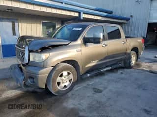 2010 Toyota Tundra Limited z VIN 5TFFY5F14AX079536, wystawiony jako Copart lot #44983255 z przebiegiem 342 246 mil mil oraz Szkoda całkowita • Salvage title. Historia ofert i sprzedaży dostępna na DreamBid. Obrazek 1.