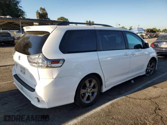 2016 Toyota Sienna SE z VIN 5TDXK3DCXGS764461, wystawiony jako Copart lot #70648444 z przebiegiem 72 989 mil mil oraz Szkoda całkowita • Salvage title. Historia ofert i sprzedaży dostępna na DreamBid. Obrazek 3.