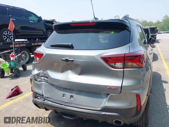 2023 Chevrolet TrailBlazer RS z VIN KL79MUSL8PB127178, wystawiony jako IAAI lot #42447450 z przebiegiem 37 745 mil mil oraz . Historia ofert i sprzedaży dostępna na DreamBid. Obrazek 18.