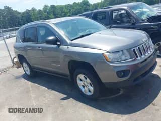 2013 Jeep Compass Sport z VIN 1C4NJCBA3DD131139, wystawiony jako IAAI lot #42599989 z przebiegiem 153 407 mil mil oraz . Historia ofert i sprzedaży dostępna na DreamBid. Obrazek 1.