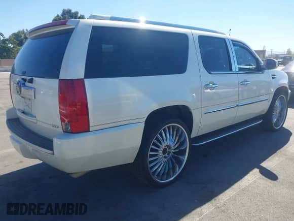 2007 Cadillac Escalade ESV with VIN 1GYFK66807R175904, listed as a IAAI auction lot 43021917 with 189,393 mi miles and . Bid and sale history available at DreamBid. Image 4.