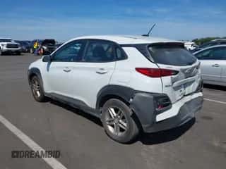 2019 Hyundai Kona SE z VIN KM8K12AA1KU246913, wystawiony jako IAAI lot #43275699 z przebiegiem 77 695 mil mil oraz . Historia ofert i sprzedaży dostępna na DreamBid. Obrazek 3.