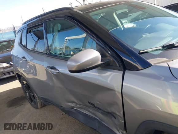 2020 Jeep Compass Latitude z VIN 3C4NJCBB1LT102627, wystawiony jako IAAI lot #41657827 z przebiegiem 68 371 mil mil oraz . Historia ofert i sprzedaży dostępna na DreamBid. Obrazek 6.