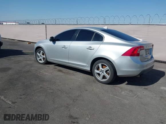 2012 Volvo S60 T5 с VIN YV1622FSXC2051873, выставлен на аукционе IAAI как лот 43013409 с пробегом 94 721 миль миль и . История ставок и продаж доступна на DreamBid. Изображение 3.