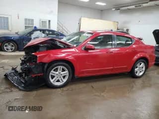 2013 Dodge Avenger SXT z VIN 1C3CDZCG2DN709735, wystawiony jako Copart lot #65769465 z przebiegiem 83 412 mil mil oraz Czysty tytuł • Clean title. Historia ofert i sprzedaży dostępna na DreamBid. Obrazek 1.