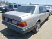 1988 Mercedes-Benz 300 E z VIN WDBEA30DXJA650536, wystawiony jako IAAI lot #42671132 z przebiegiem 263 671 mil mil oraz . Historia ofert i sprzedaży dostępna na DreamBid. Obrazek 4.