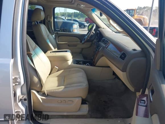 2013 Chevrolet Tahoe LT with VIN 1GNSKBE04DR255492, listed as a IAAI auction lot 42795132 with 288,535 mi miles and . Bid and sale history available at DreamBid. Image 5.