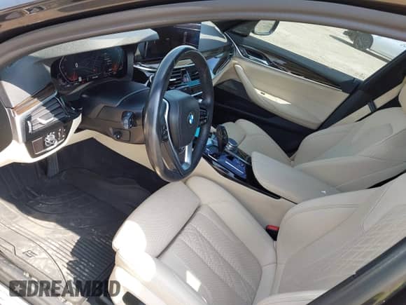 2021 BMW 5 Series 530i xDrive z VIN WBA13BJ04MCF43555, wystawiony jako IAAI lot #42169253 z przebiegiem 43 501 mil mil oraz . Historia ofert i sprzedaży dostępna na DreamBid. Obrazek 20.