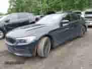 2019 BMW 5 Series 530e xDrive z VIN WBAJB1C51KB375850, wystawiony jako IAAI lot #42375948 z przebiegiem 70 680 mil mil oraz . Historia ofert i sprzedaży dostępna na DreamBid. Obrazek 2.