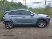 2019 Hyundai Kona SE z VIN KM8K12AA1KU242442, wystawiony jako IAAI lot #43098465 z przebiegiem 82 658 mil mil oraz . Historia ofert i sprzedaży dostępna na DreamBid. Obrazek 13.