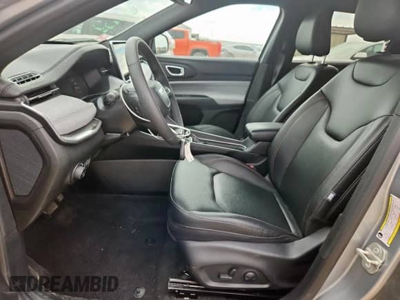 2024 Jeep Compass Latitude Lux с VIN 3C4NJDFN7RT578934, выставлен на аукционе Copart как лот 62761585 с пробегом 9 935 миль миль и Чистый • Clean title. История ставок и продаж доступна на DreamBid. Изображение 7.