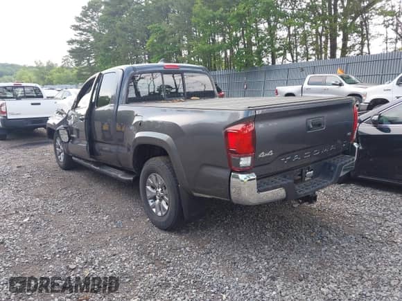 2018 Toyota Tacoma SR5 z VIN 5TFSZ5AN8JX150016, wystawiony jako IAAI lot #42427452 z przebiegiem 22 374 mil mil oraz . Historia ofert i sprzedaży dostępna na DreamBid. Obrazek 3.