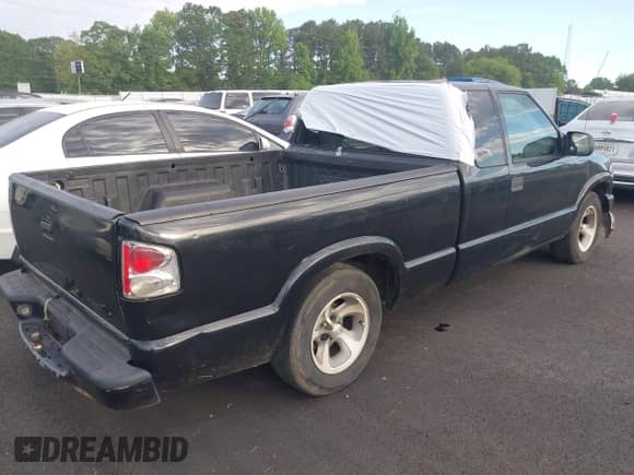 2003 Chevrolet S-10 LS z VIN 1GCCS19X038241589, wystawiony jako IAAI lot #42145915 z przebiegiem 270 130 mil mil oraz . Historia ofert i sprzedaży dostępna na DreamBid. Obrazek 4.