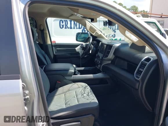 2020 Ram 1500 Big Horn z VIN 1C6SRFFT8LN394431, wystawiony jako IAAI lot #42743100 z przebiegiem 92 181 mil mil oraz . Historia ofert i sprzedaży dostępna na DreamBid. Obrazek 5.