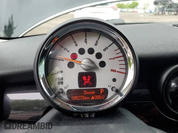 2011 MINI Hardtop z VIN WMWSU3C54BT253391, wystawiony jako Copart lot #57215905 z przebiegiem 199 273 mil mil oraz Czysty tytuł • Clean title. Historia ofert i sprzedaży dostępna na DreamBid. Obrazek 9.