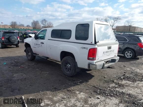2011 GMC Sierra 1500 Work Truck z VIN 1GTN2TE01BZ326091, wystawiony jako IAAI lot #41516755 z przebiegiem Nie podano mil oraz . Historia ofert i sprzedaży dostępna na DreamBid. Obrazek 3.
