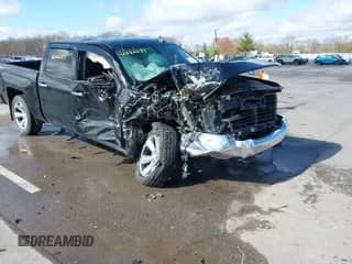 2018 Chevrolet Silverado 1500 LT z VIN 3GCUKREC9JG407184, wystawiony jako IAAI lot #42082237 z przebiegiem 141 147 mil mil oraz . Historia ofert i sprzedaży dostępna na DreamBid. Obrazek 1.