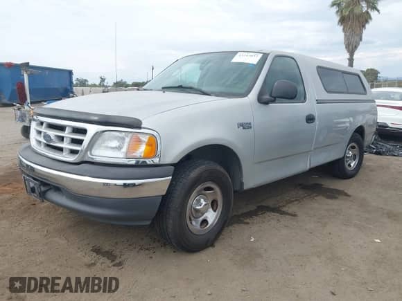 2003 Ford F-150 XL z VIN 1FTRF17283KB15604, wystawiony jako IAAI lot #43243037 z przebiegiem 284 574 mil mil oraz . Historia ofert i sprzedaży dostępna na DreamBid. Obrazek 2.