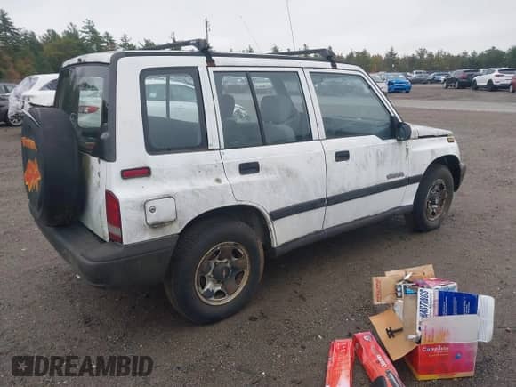 1998 Chevrolet Tracker z VIN 2CNBJ1366W6916401, wystawiony jako IAAI lot #43426649 z przebiegiem 98 477 mil mil oraz . Historia ofert i sprzedaży dostępna na DreamBid. Obrazek 4.