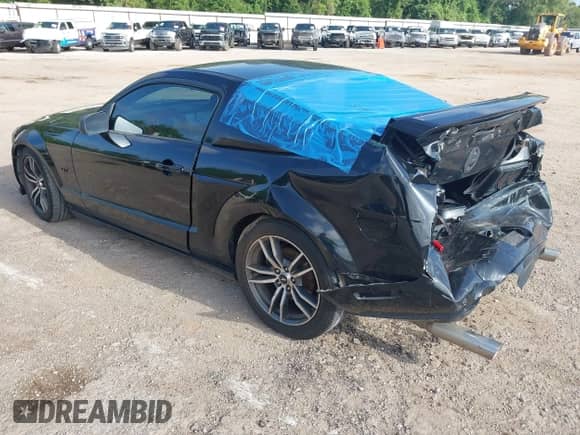2005 Ford Mustang GT Deluxe z VIN 1ZVFT82H855255747, wystawiony jako IAAI lot #42706848 z przebiegiem Nie podano mil oraz . Historia ofert i sprzedaży dostępna na DreamBid. Obrazek 3.