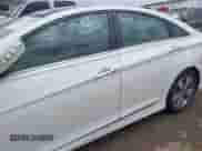 2012 Hyundai Sonata Hybrid z VIN KMHEC4A41CA054827, wystawiony jako IAAI lot #42993642 z przebiegiem 120 320 mil mil oraz . Historia ofert i sprzedaży dostępna na DreamBid. Obrazek 14.