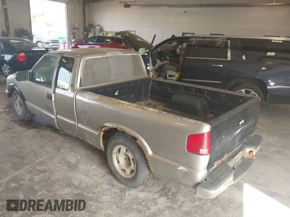 2003 Chevrolet S-10 LS z VIN 1GCCS19X938164933, wystawiony jako IAAI lot #43285501 z przebiegiem 318 365 mil mil oraz . Historia ofert i sprzedaży dostępna na DreamBid. Obrazek 3.