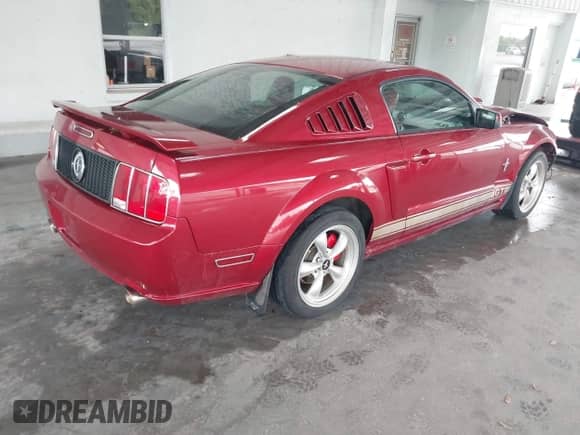 2006 Ford Mustang GT Deluxe z VIN 1ZVFT82H765156662, wystawiony jako IAAI lot #43391359 z przebiegiem 62 554 mil mil oraz . Historia ofert i sprzedaży dostępna na DreamBid. Obrazek 4.